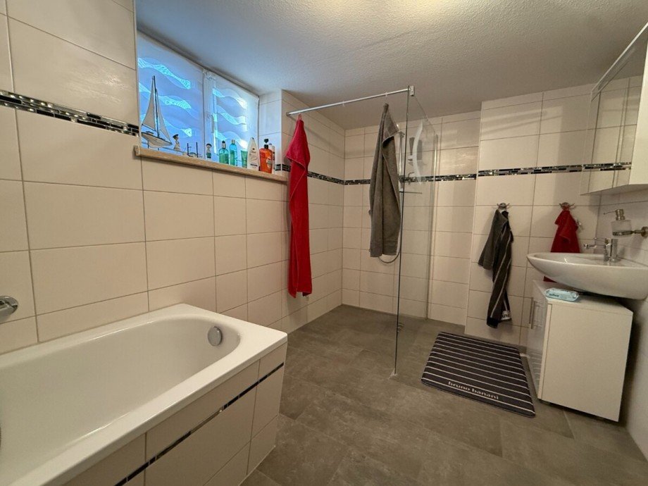 Badezimmer mit Wanne im KG Reihenendhaus Anklam