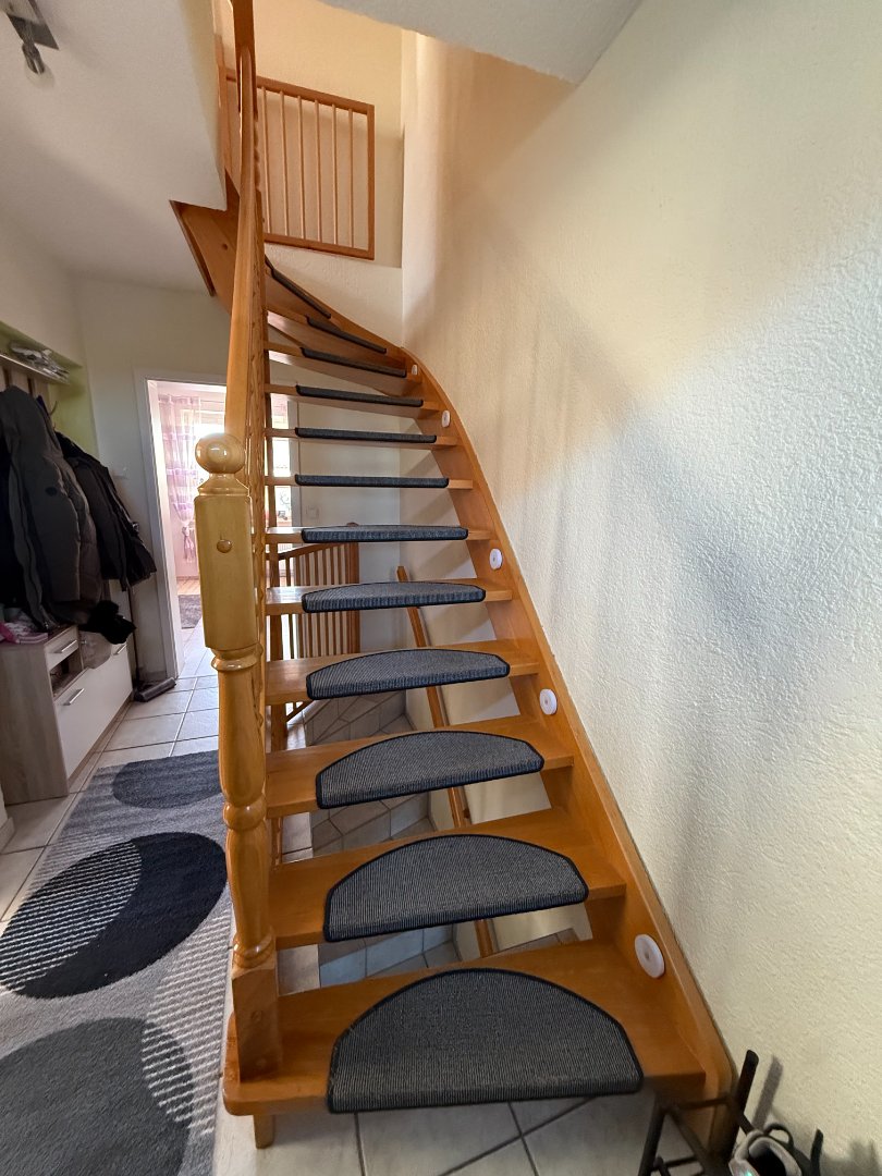 Offene Holztreppe ins OG Reihenendhaus Anklam