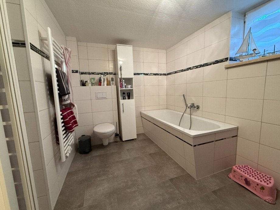 Badezimmer mit Wanne im KG Reihenendhaus Anklam